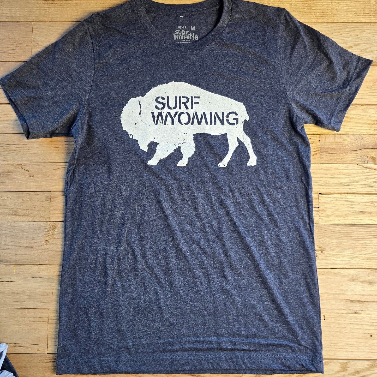 Men's Surf Wyoming® white bison-heather midnight navy tee