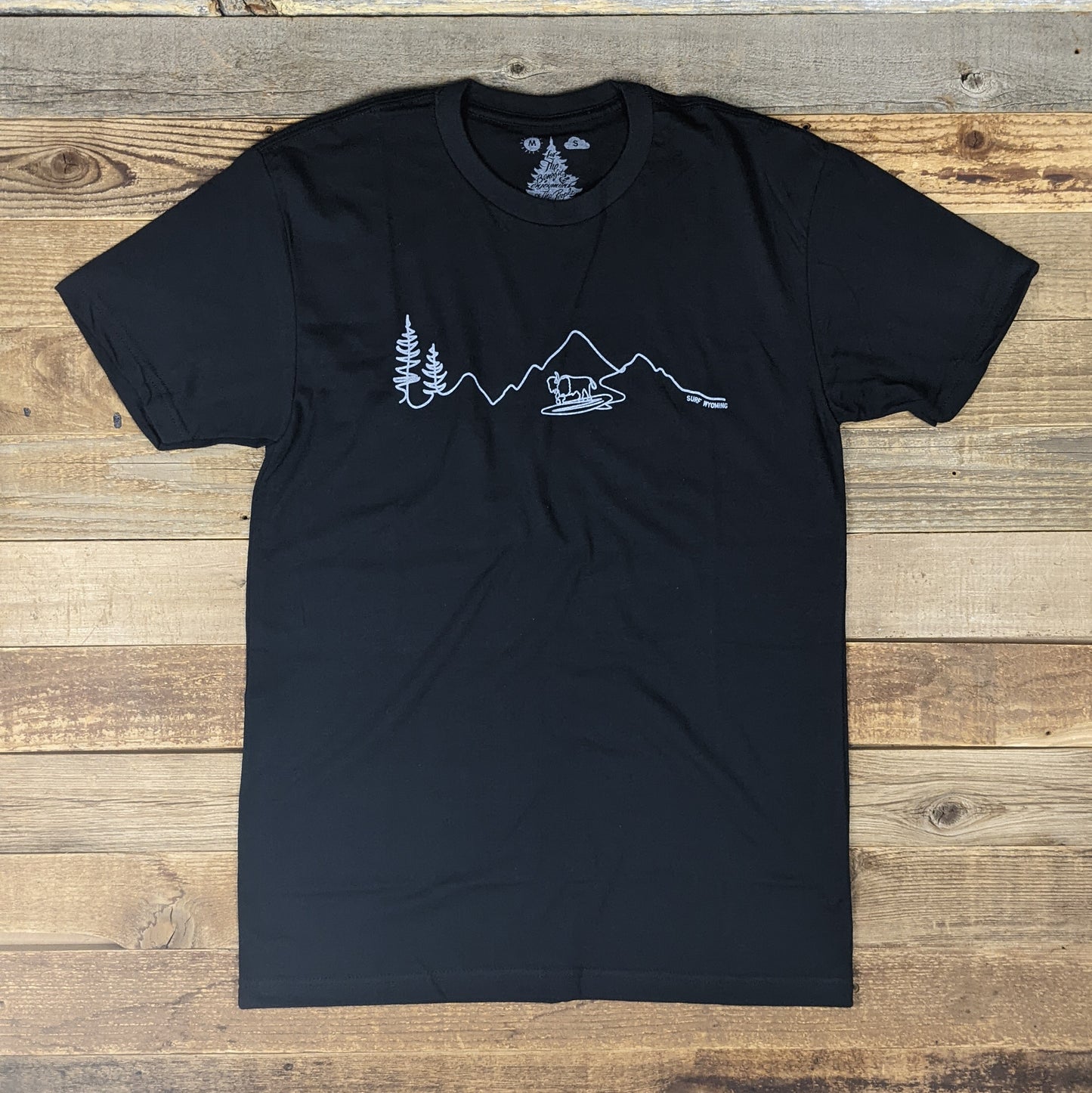 Men's Surf Wyoming®Akah! One Line tee-black