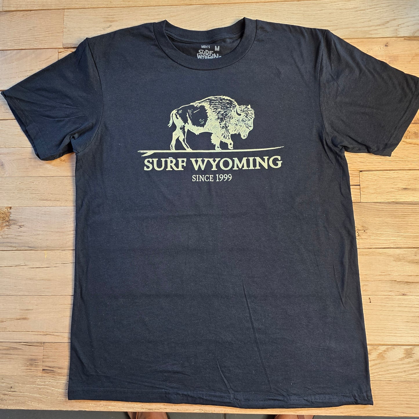 Unisex Surf Wyoming®Bison Classic Unisex tee-black