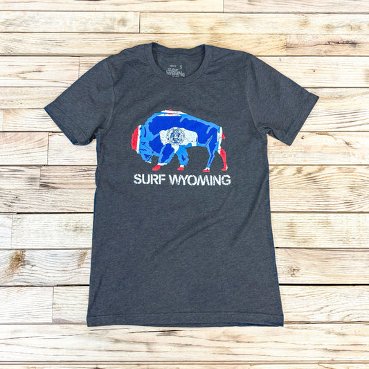 Men's Surf Wyoming® Flag Bison 2.0 Tee - Dark Heather Grey